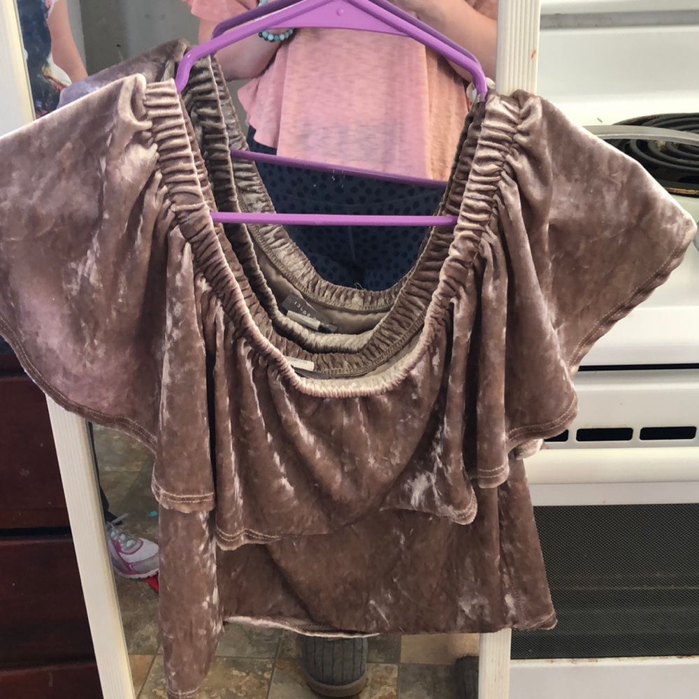 Gold/beige crop